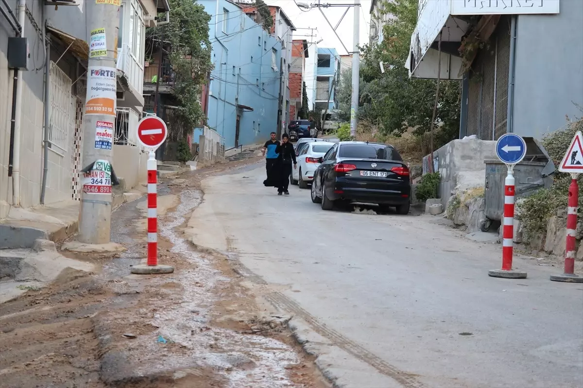 Karabağlar\'da Su Borusu Patladı, Sular Boşa Akıyor