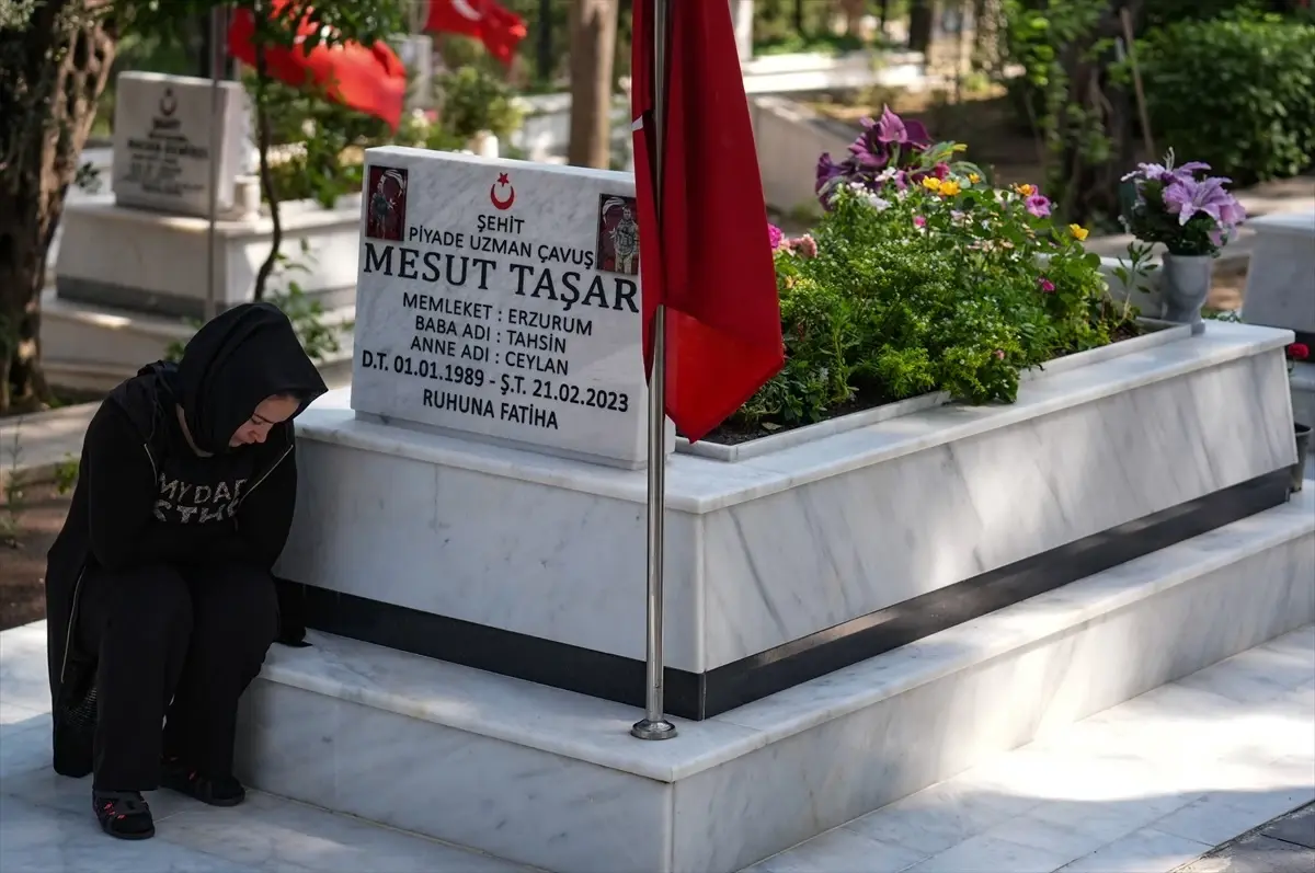 İzmir\'de şehit yakınları bayramda şehitliği ziyaret etti