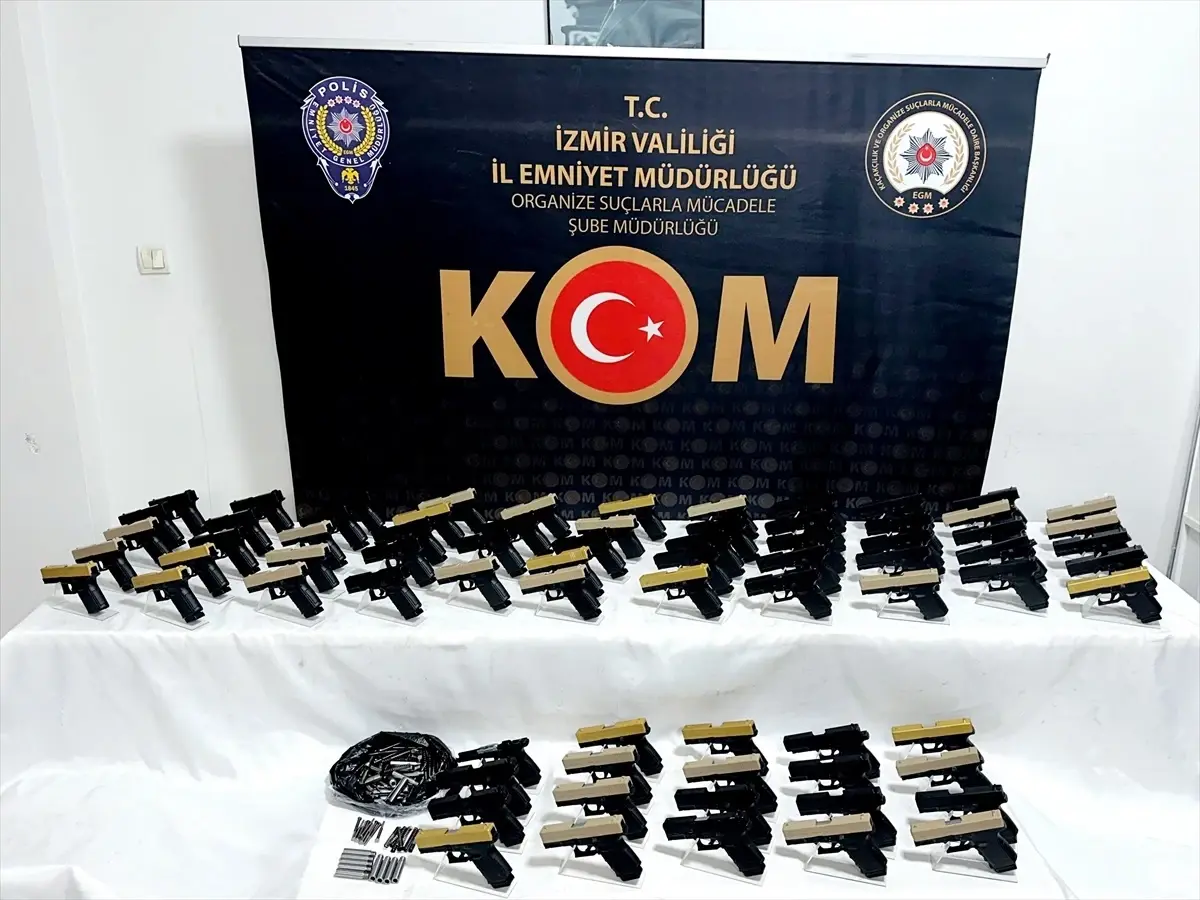İzmir\'de Yasa Dışı Silah Ticareti Operasyonu