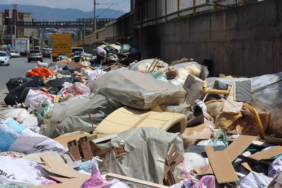 İzmir\'de Mobilya Atıkları Tepkiye Neden Oluyor