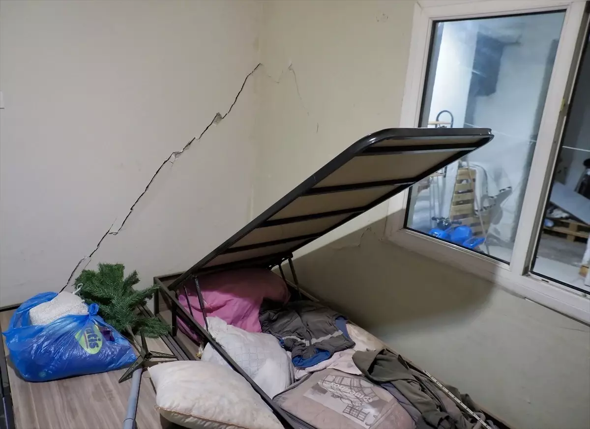 Buca Tüneli İnşaatı Evleri Tehdit Ediyor