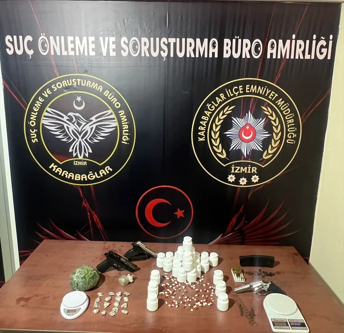 İzmir\'de Uyuşturucu ve Silah Ticareti Operasyonu