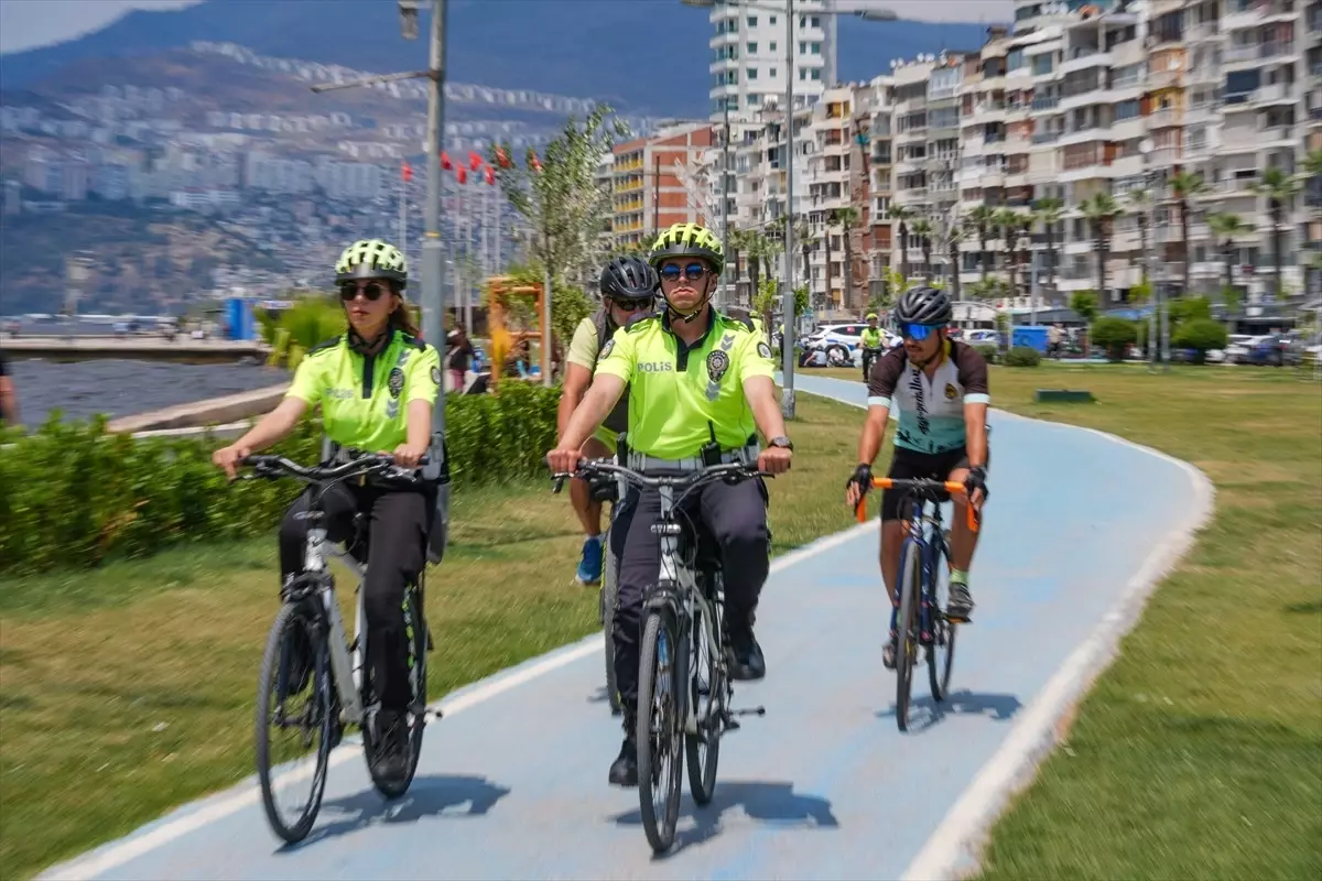 İzmir\'de Bisikletli Trafik Polisi Huzur Sağlıyor