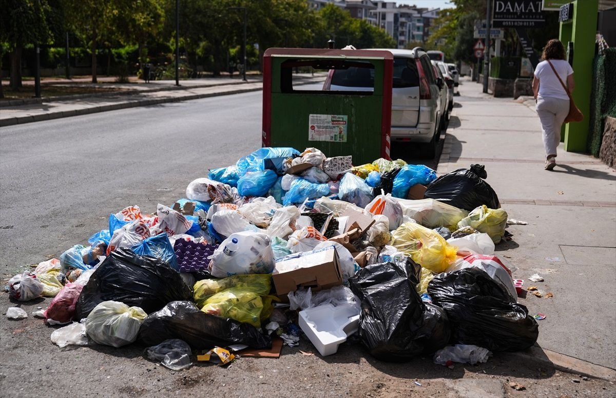 Karşıyaka\'da Çöp Sorunu Büyüyor