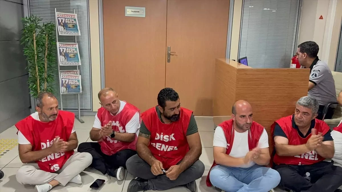 Karşıyaka Belediyesi işçileri, maaş alamadıkları gerekçesiyle eylem yaptı