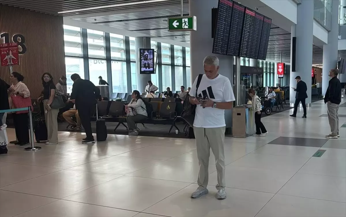 Mourinho İstanbul\'dan Ayrıldı