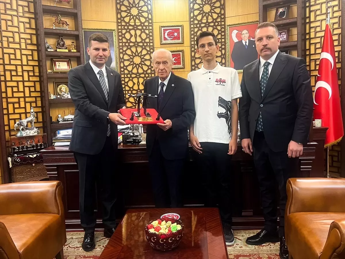 TÜRKHAN İHA Prototipi Bahçeli\'ye Tanıtıldı