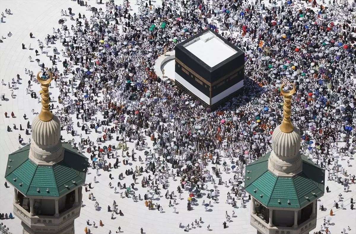Dünyanın en büyük saatinin balkonundan Kabe-i Muazzama görüntülendi