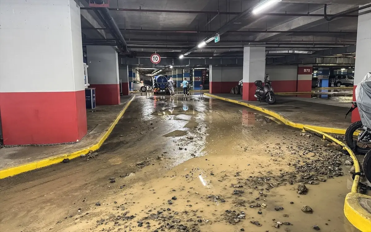 İSKİ\'nin çalışması sırasında boru patladı, AVM otoparkını su bastı! Araçlarını zor kurtardılar