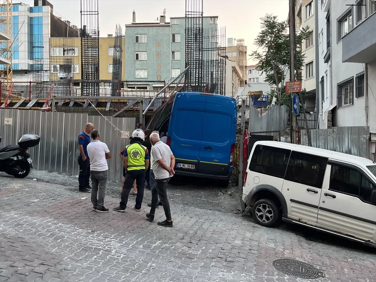 Freni Boşalan Panelvan İnşaat Alanına Girdi