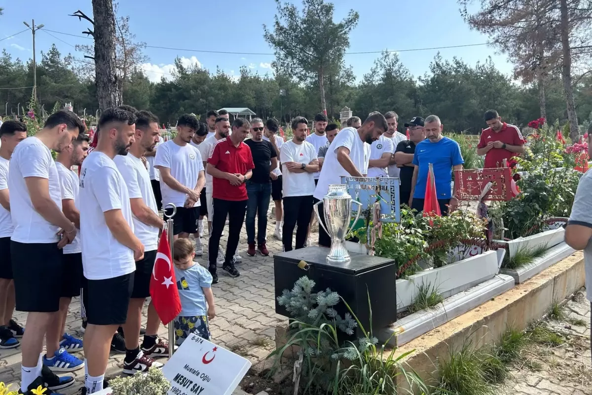 Kahramanmaraş İstiklal Spor şampiyon olur olmaz kupayı depremde kaybettiği arkadaşlarına götürdü