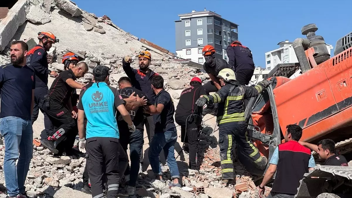 Kahramanmaraş\'ta Devrilen Bina Enkazında Kurtarma Çalışması