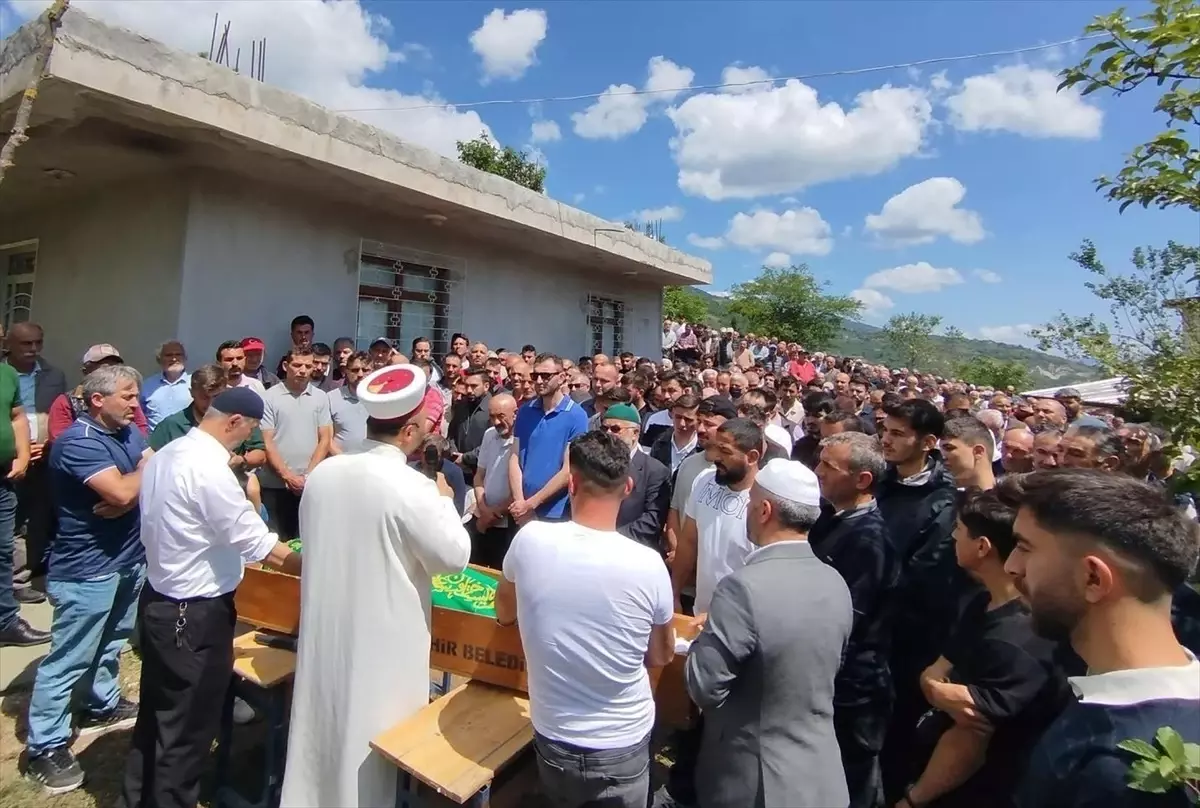 Ağır Hasarlı Bina Yıkımında Operatör Hayatını Kaybetti