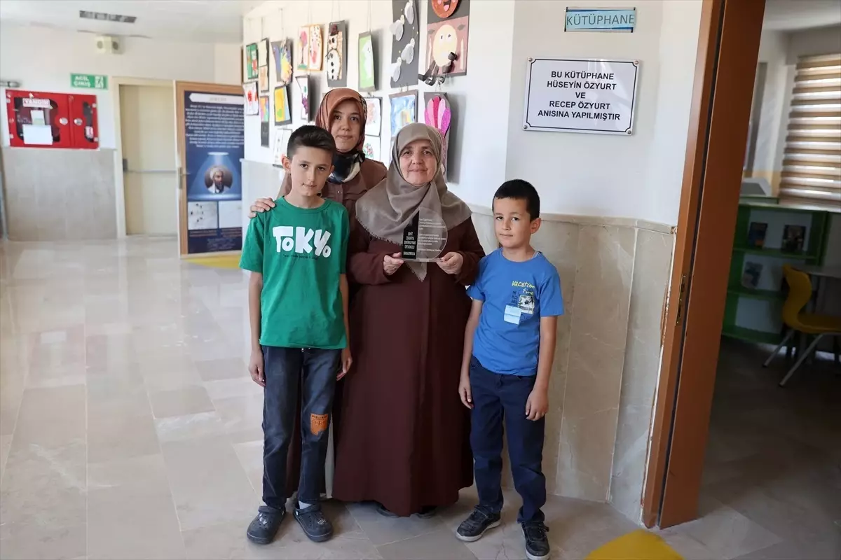 Kanserden ölen ağabeyinin kütüphane hayalini memleketindeki okulda gerçekleştirdi