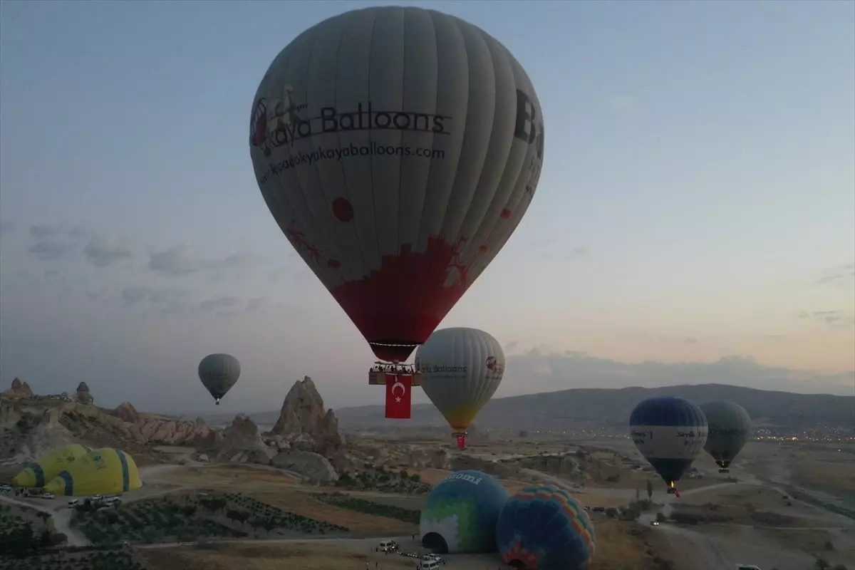 Kapadokya\'da Bayram Coşkusu: Balonlar Türk Bayraklarıyla Uçtu