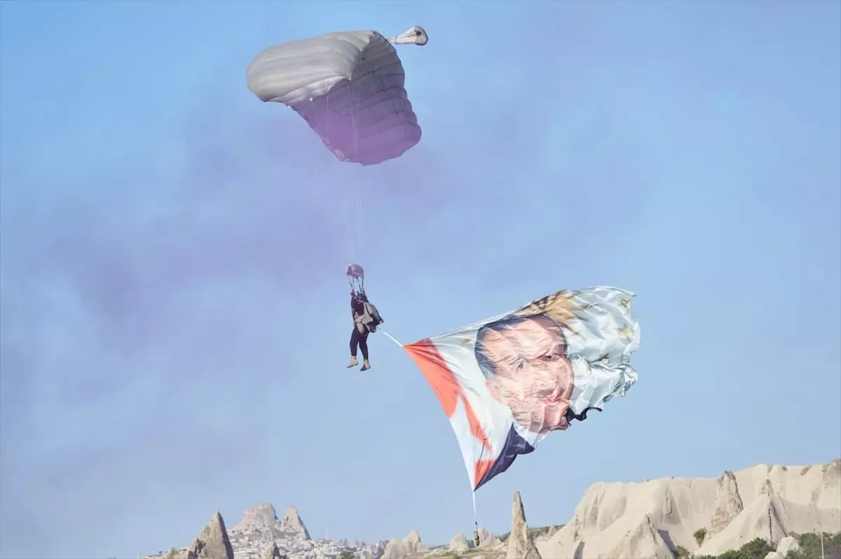 Kapadokya\'da JÖAK timi sıcak hava balonundan paraşütle atladı