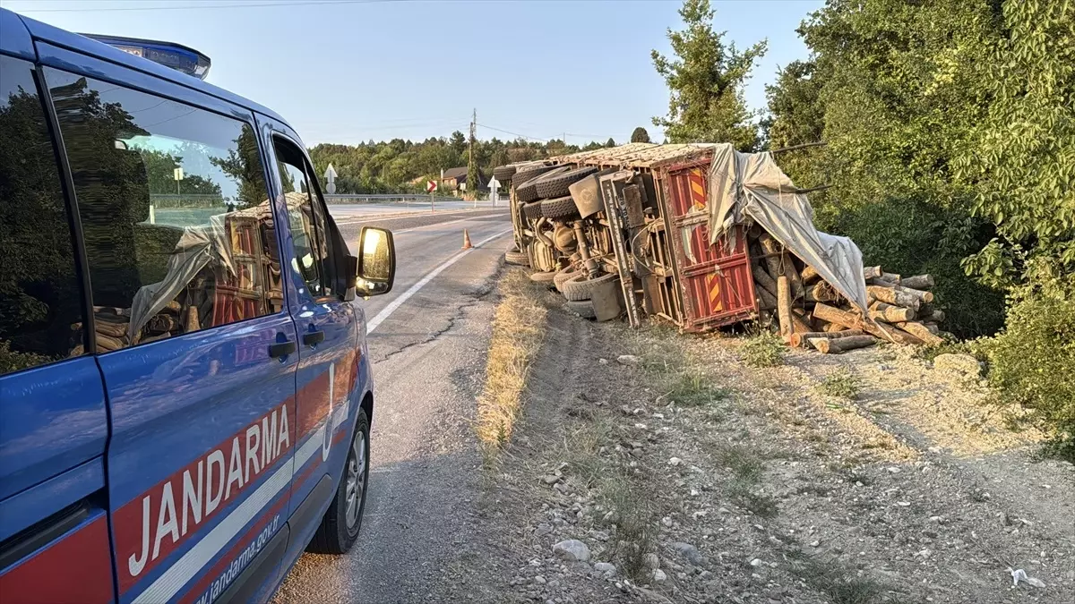 Tomruk Yüklü Kamyon Devrildi