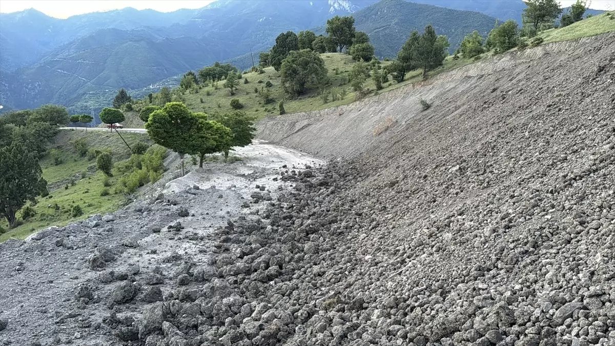 Karabük\'te Heyelan: Şenler Köyü Yolu Kapandı