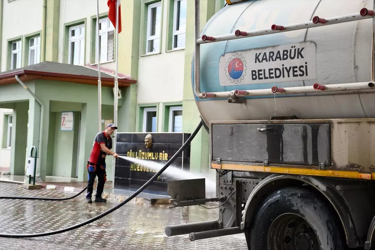 Karabük\'te Okul Bahçeleri Temizleniyor
