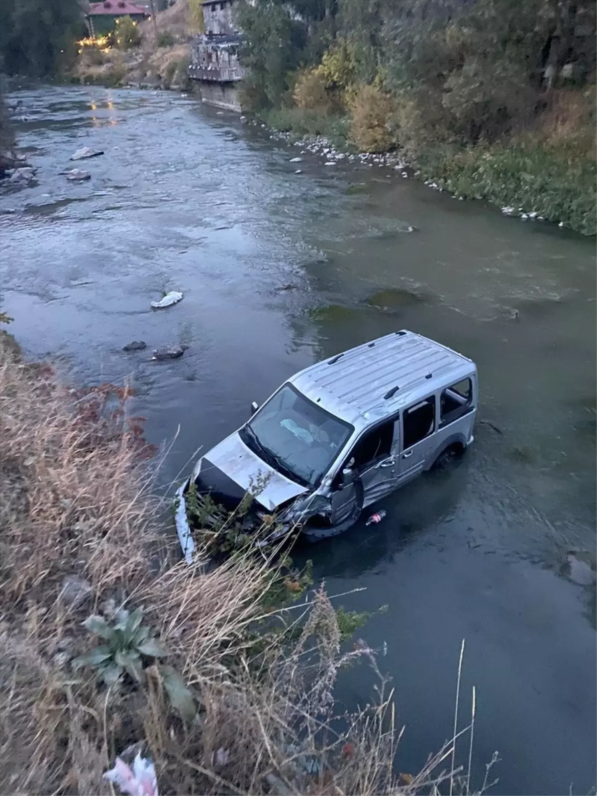Kars Çayı\'na Düşen Sürücü Kurtarıldı