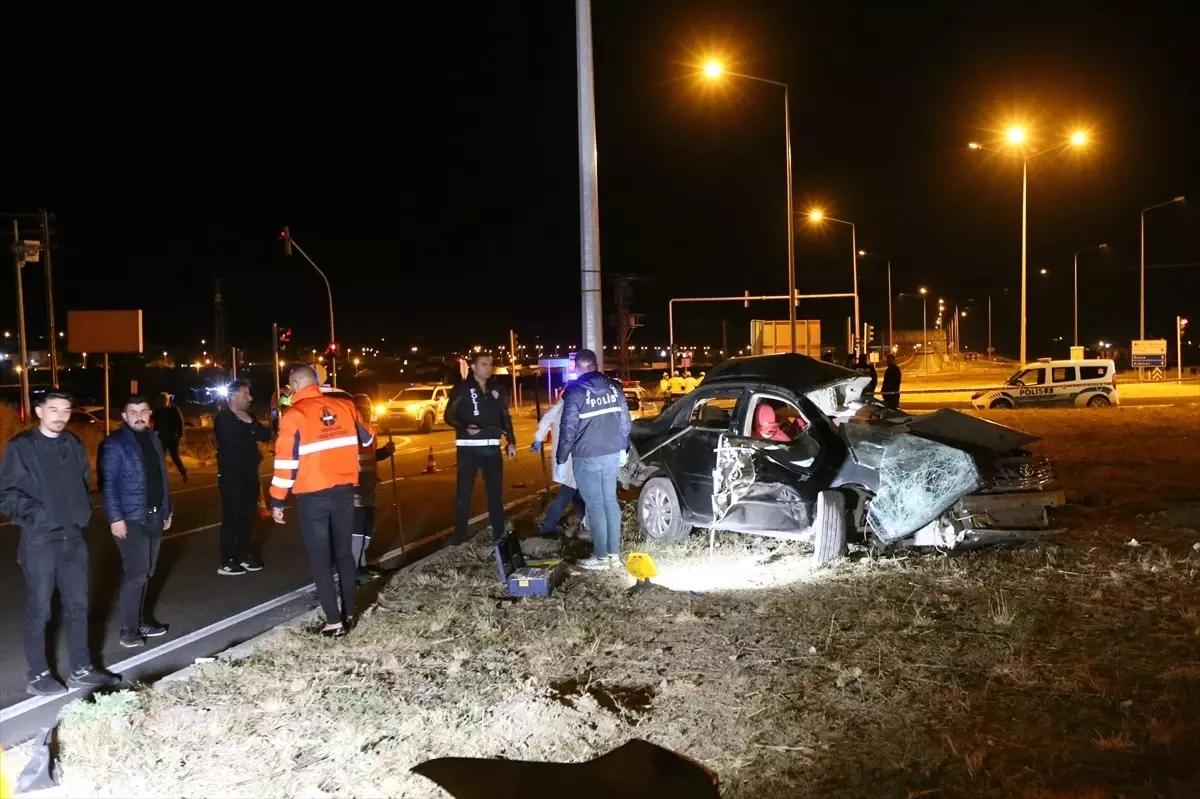Kars\'ta Trafik Kazası: Sürücü Hayatını Kaybetti