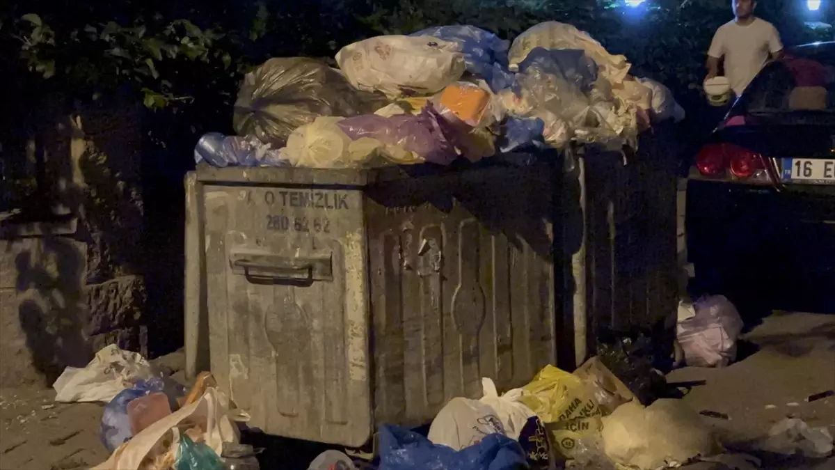 Kartal\'da işçiler iş yavaşlattı! İlçede çöp dağları oluştu