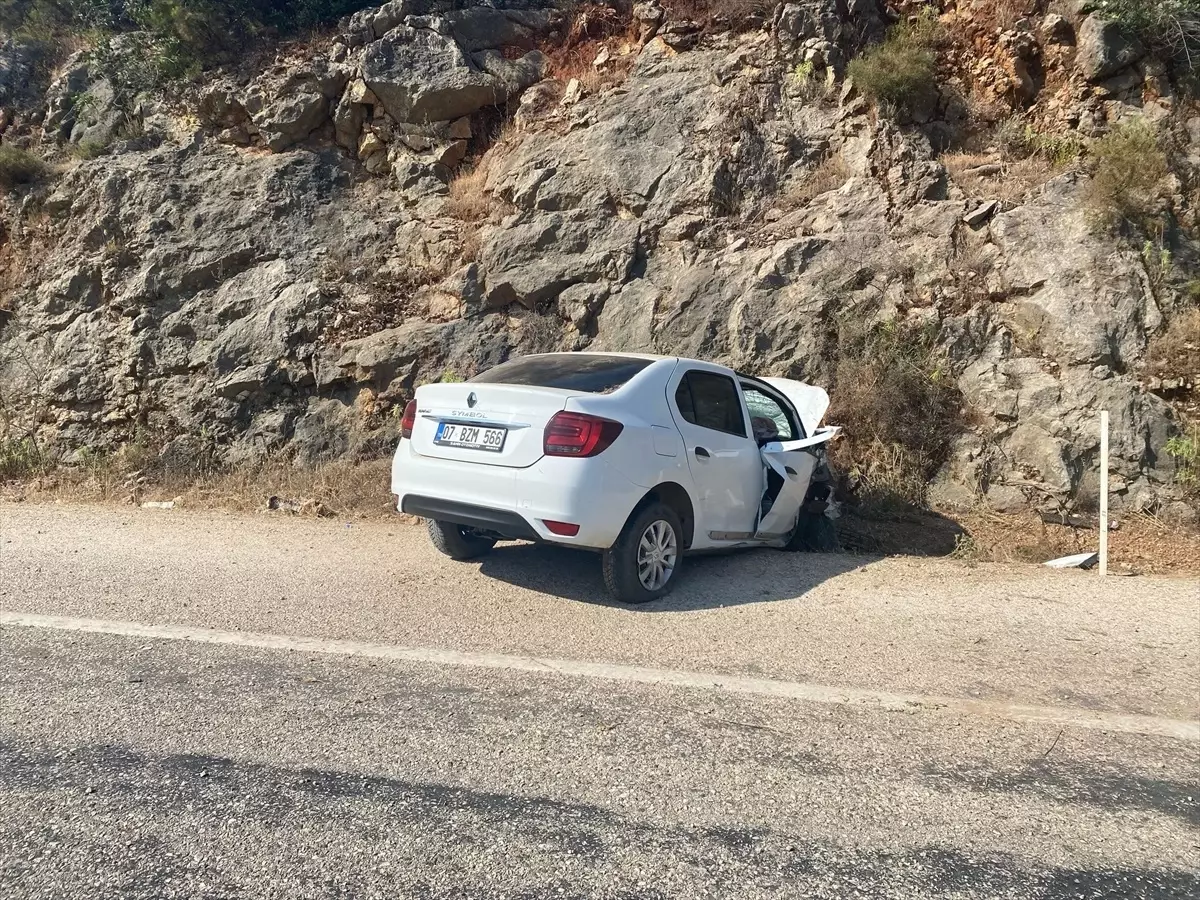 Kaş\'ta Otomobil Kayalıklara Çarptı