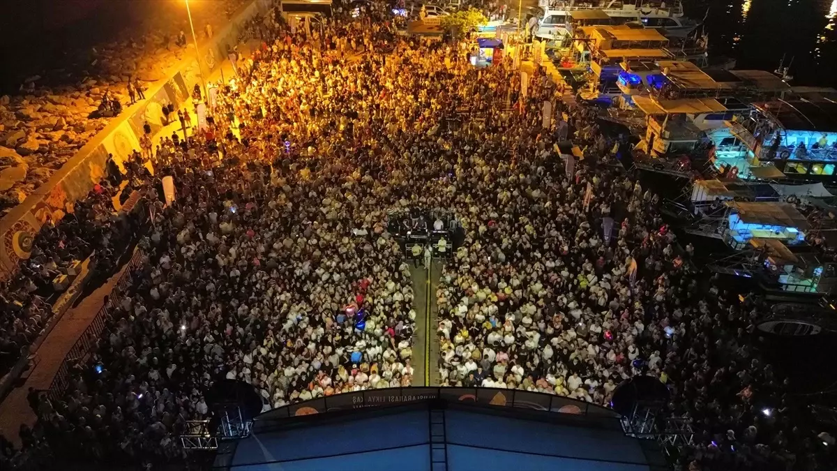 Zeynep Bastık Kaş Festivali\'nde Coşturdu