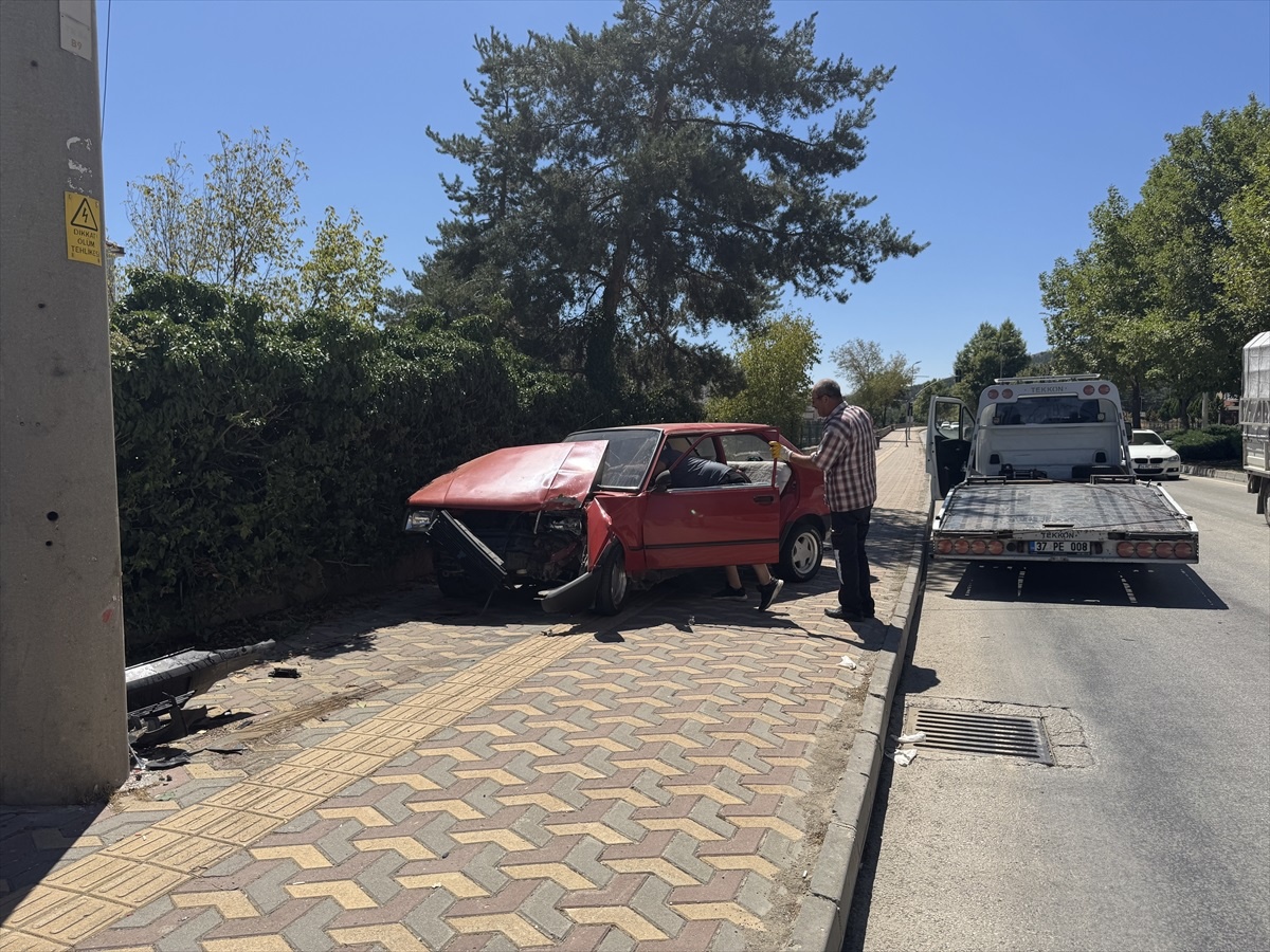 Kastamonu\'da Trafik Kazası: Sürücü Yaralandı