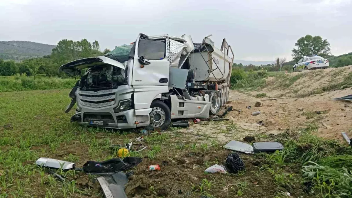 Kastamonu\'da Hafriyat Kamyonu Devrildi: Sürücü Yaralı