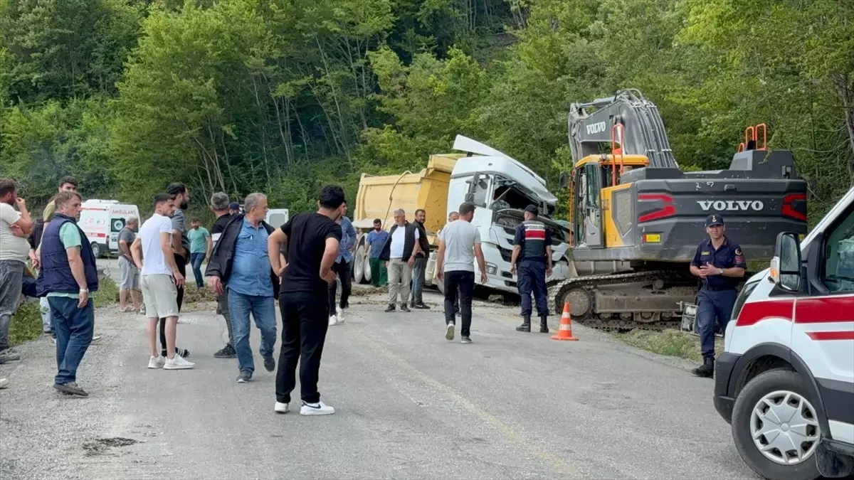Kamyon Devrildi: Sürücü Hayatını Kaybetti