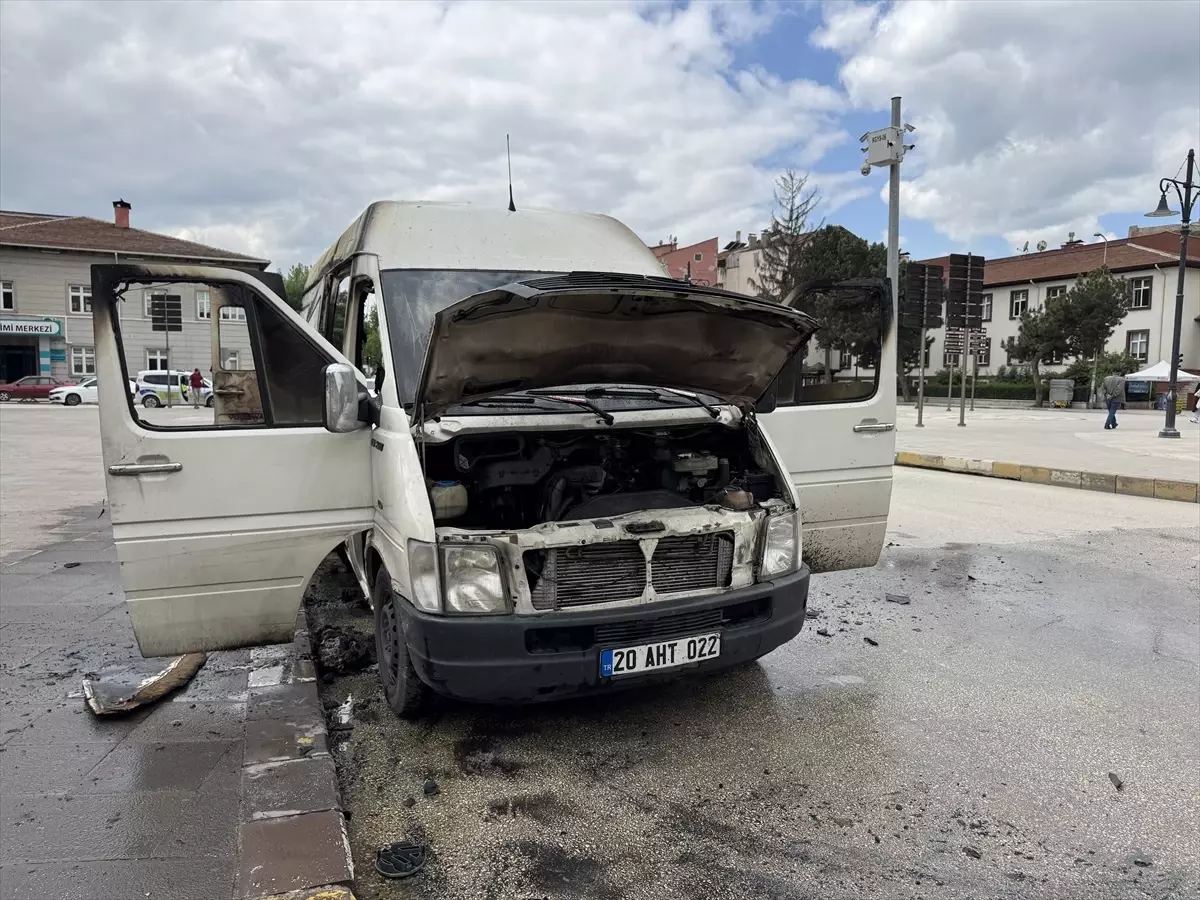 Hacizli Aracını Ateşe Verdi