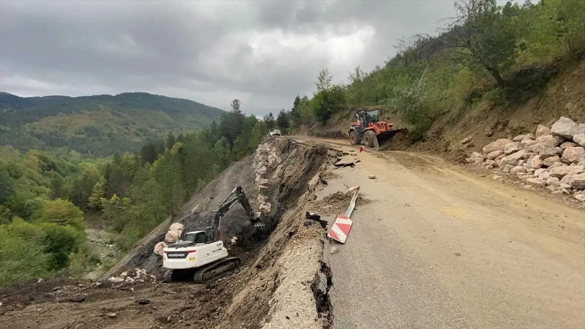 Bozkurt\'ta Heyelan Yolu Kapatmış