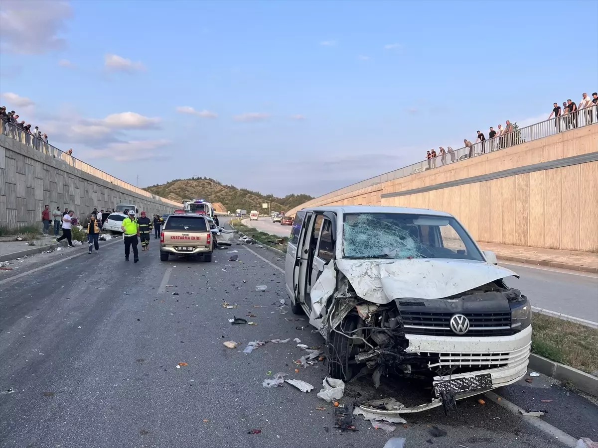 Tosya\'da Trafik Kazası: 9 Yaralı