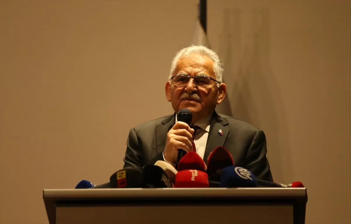 Kayseri Büyükşehir Belediye Başkanı Büyükkılıç, ulaşım yatırımlarını anlattı
