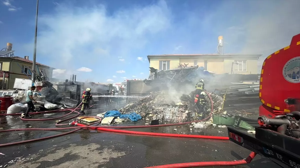 Kocasinan\'da Hurdacıda Yangın Çıktı