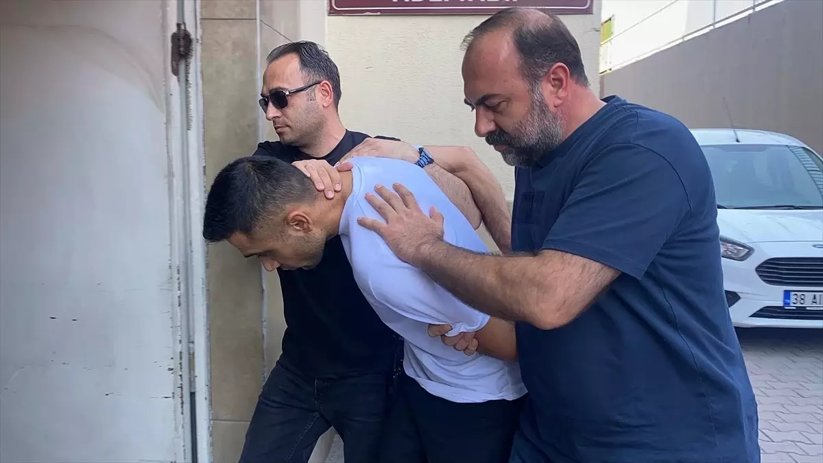 Cami\'de Bıçaklama: Şüpheli Adliyeye Sevk Edildi