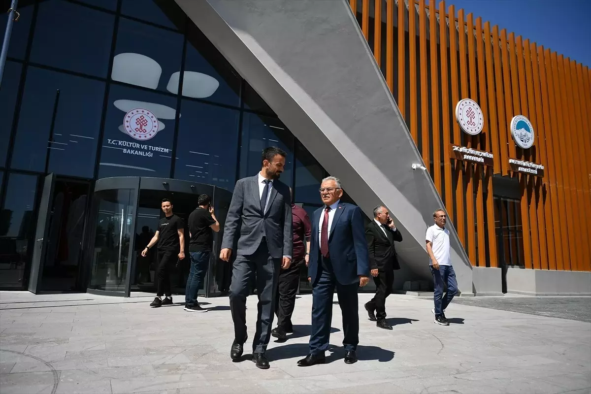 Kayseri\'de İl Halk Kütüphanesi yeni binasında hizmet vermeye başladı
