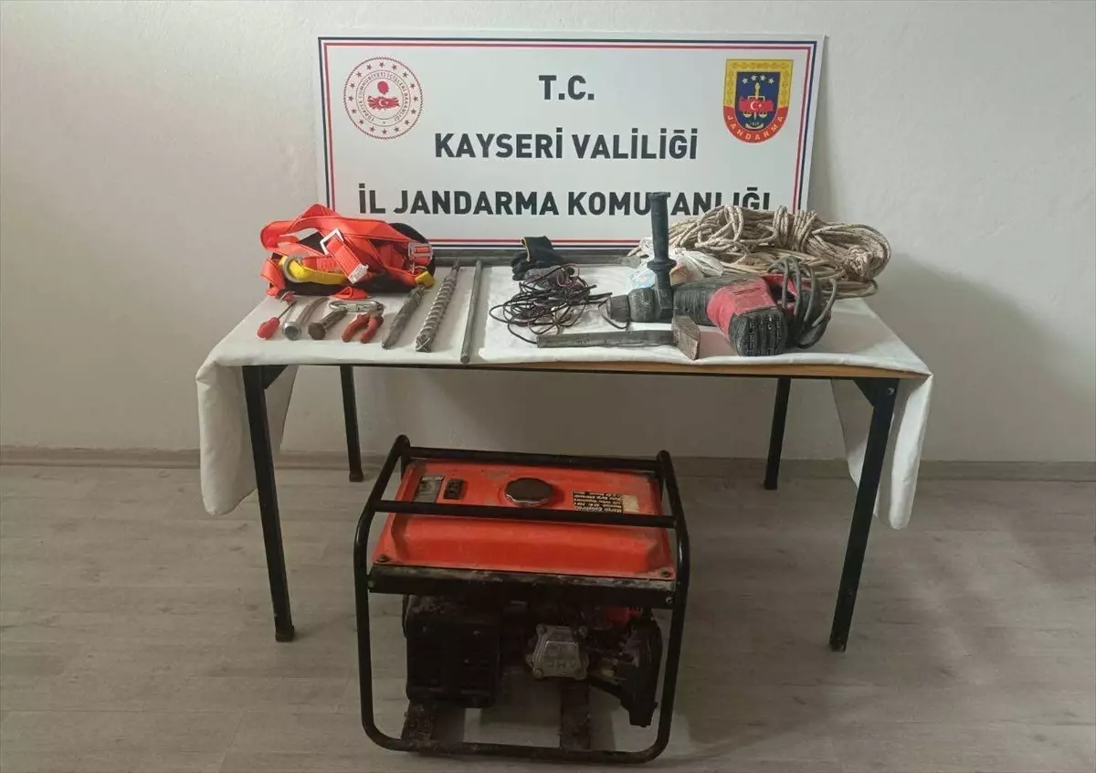 Talas\'ta İzinsiz Kazı Yapan 3 Şüpheli Gözaltına Alındı