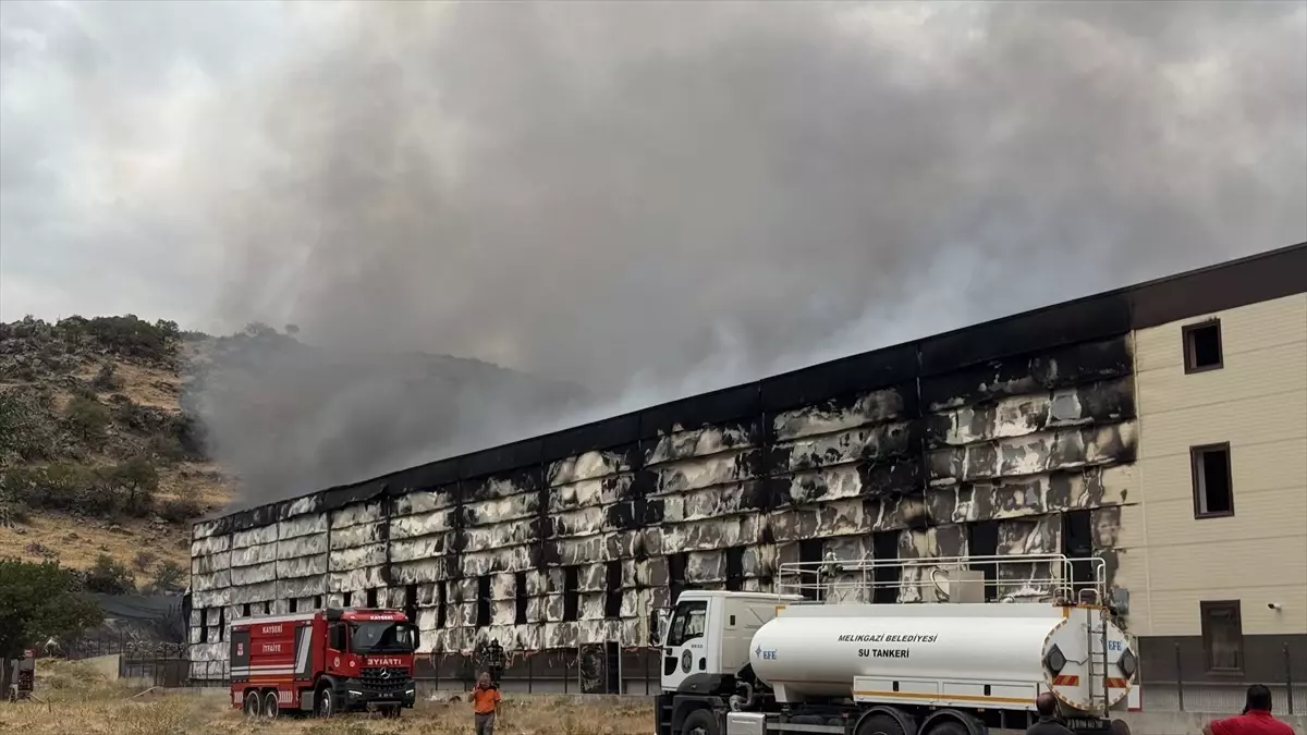 Kayseri\'de Mobilya Fabrikasında Yangın