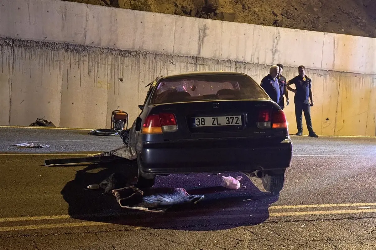 Kayseri\'de Trafik Kazası: 1 Ölü, 3 Yaralı
