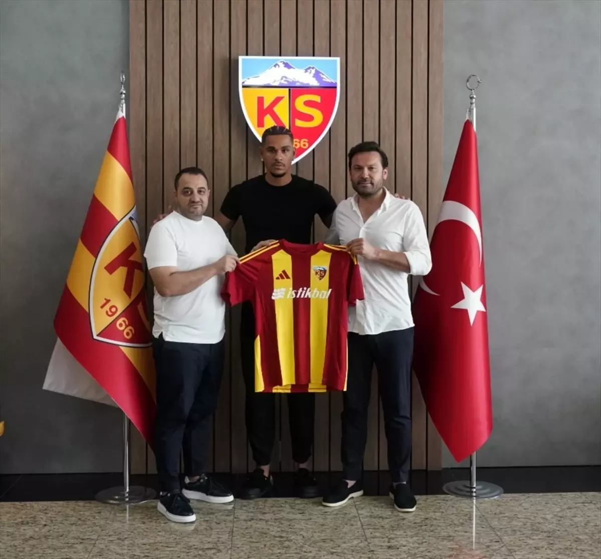 Kayserispor, Onugkha\'yı Kadrosuna Kattı