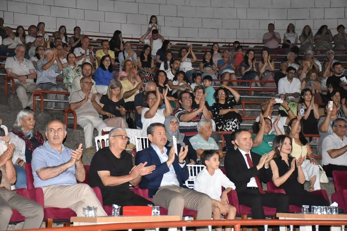 Kemalpaşa\'da Maarif Korosu Konser Verdi