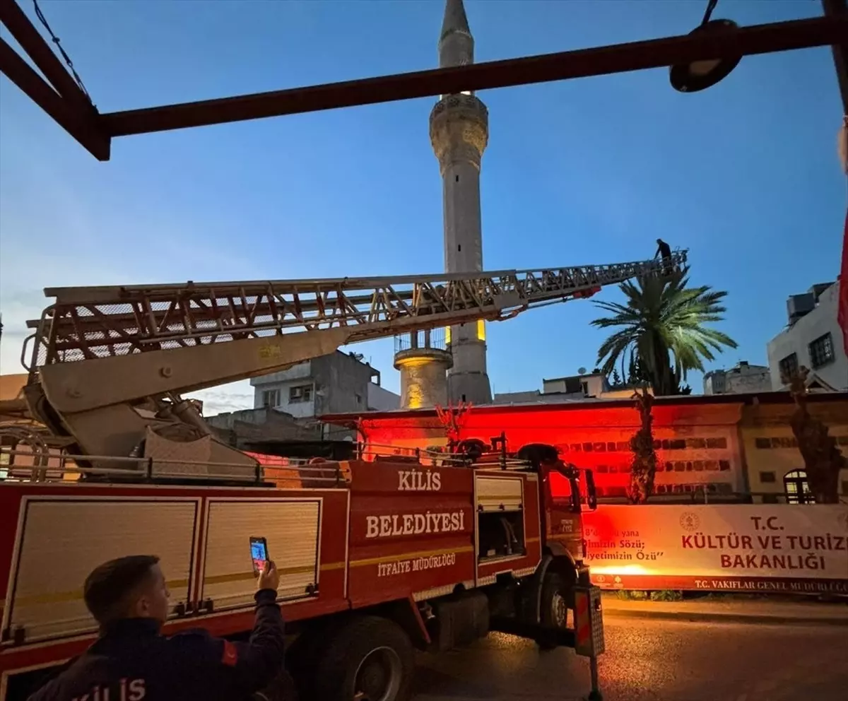 Kilis\'te Ağaçta Mahsur Kalan Kedi Kurtarıldı