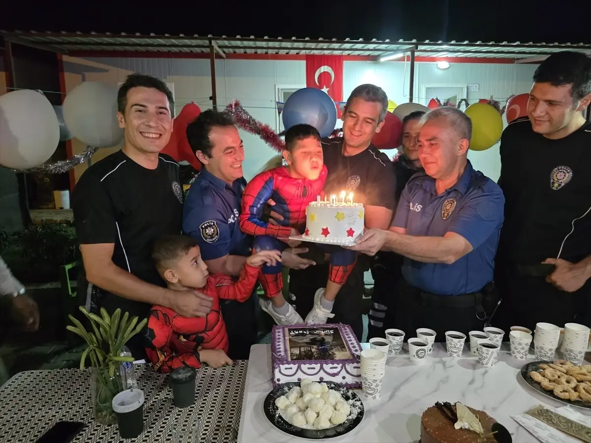 Polisten Duchenne Hastasına Doğum Günü Sürprizi