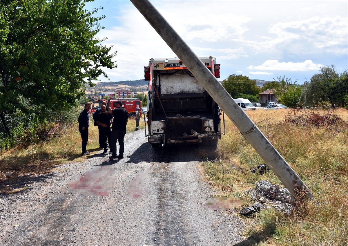 Kırıkkale\'de Çöp Kamyonu Direğe Çarptı