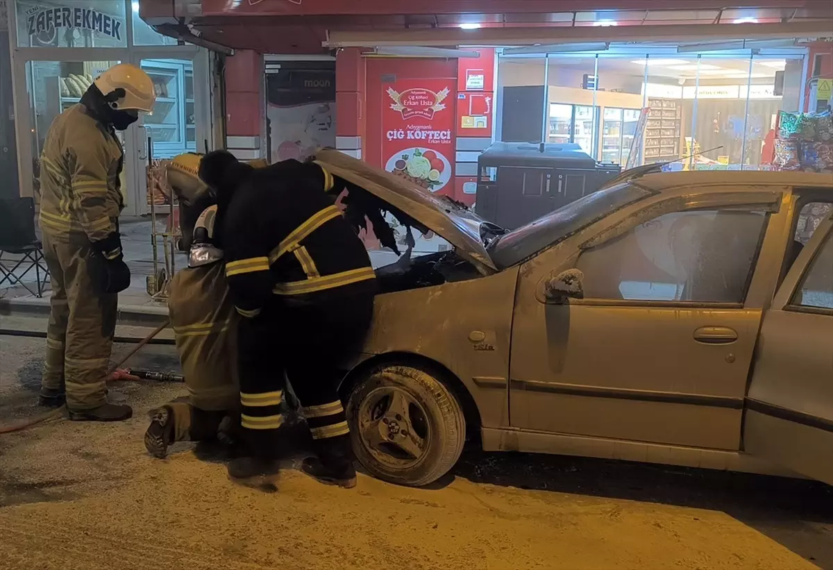 Kırıkkale\'de Park Halinde Otomobil Yangını