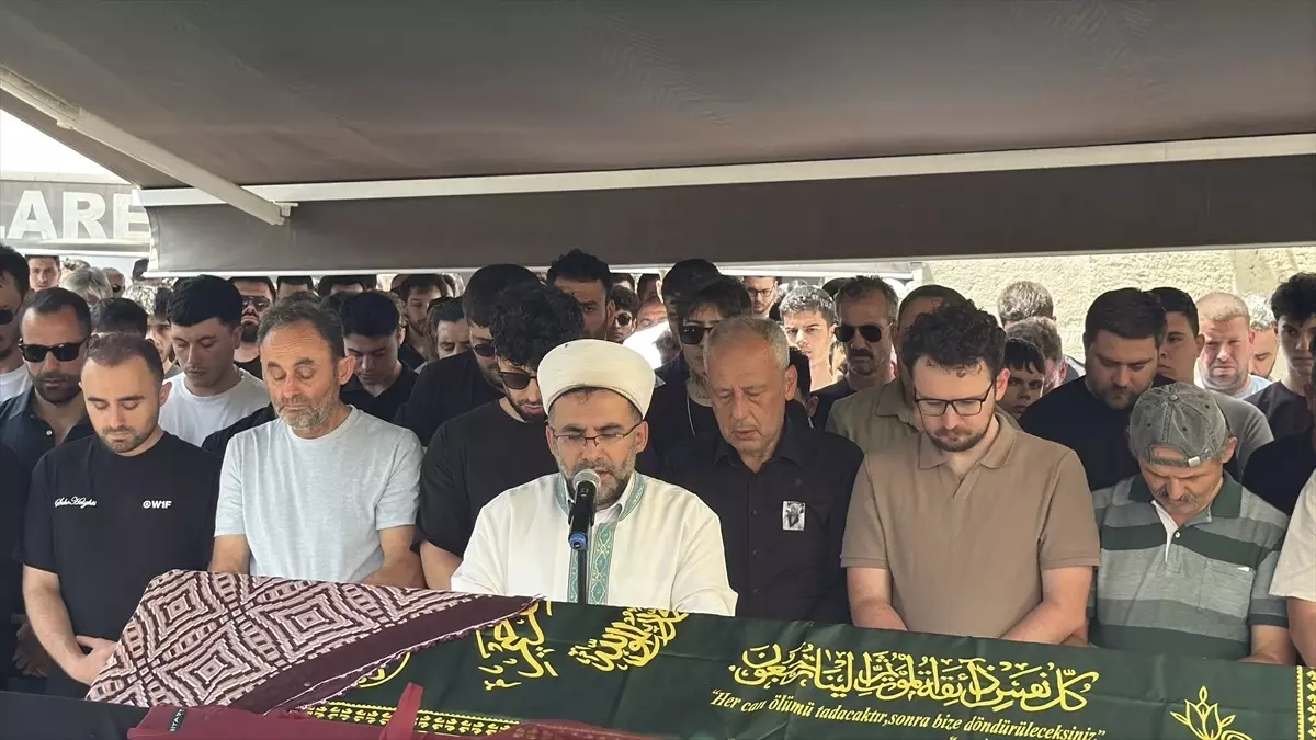 Kırklareli\'nde Trafik Kazası: İpek Hançer Hayatını Kaybetti