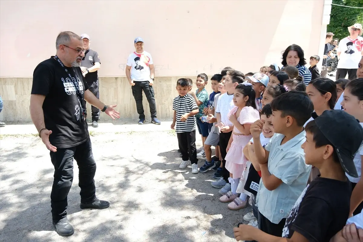 Kırklareli\'nde motosiklet tutkunları öğrencilere çeşitli hediyeler dağıttı