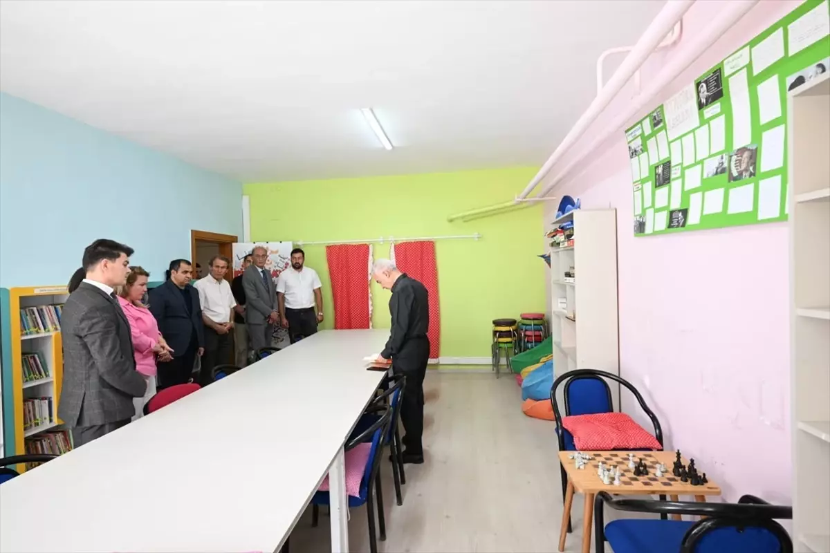 Vali Turan, Kırklareli\'ndeki Köy Okullarını Ziyaret Etti
